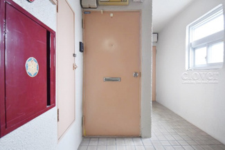 【その他共用部分】 | 皆様をお迎えする、お部屋の玄関ドア。開けやすさや開放角度、ドアノブの操作しやすさや鍵の形状などを、現地で一度ご確認ください。～即日のご見学可能～　お問合せはお気軽にどうぞ。