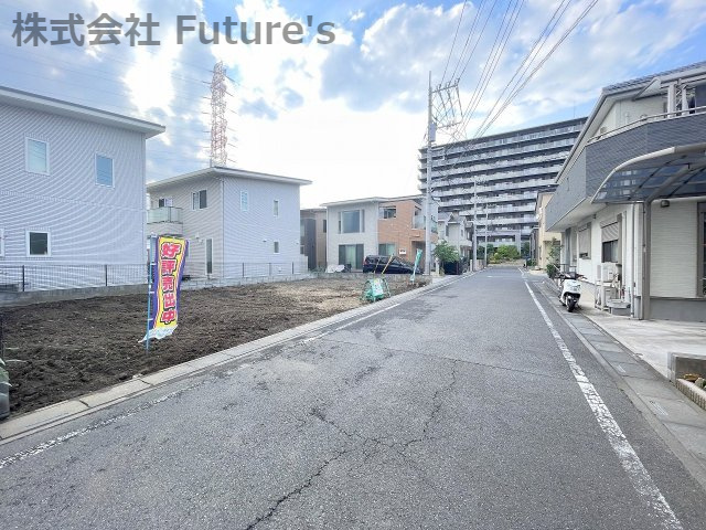 三郷市中央5丁目　建築条件なし　売地の前面道路含む現地写真|前面道路含む現地写真です。