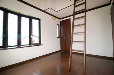 【洋室】 | 楠葉美咲2丁目　中古戸建 | ロフト付きの道路側の洋室