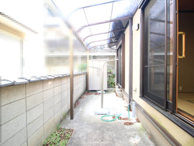 【その他】 | 楠葉美咲2丁目　中古戸建 | 敷地南側のスペースになります。
洗濯物を干すスペースとなっております。
上に持っていく手間がないので、負担が少なく、屋根が付いているので
急な雨でも安心して頂けますね♪