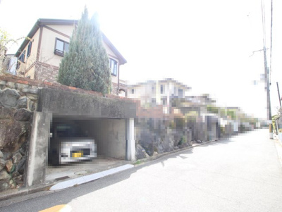 【前面道路含む現地写真】 | 楠葉美咲2丁目　中古戸建 | 前面道路を含む現地写真になります。
前面道路は幅員約5.0ｍ、接道約14.1ｍございます。