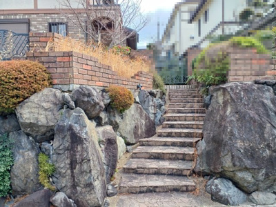 【その他】 | 楠葉美咲2丁目　中古戸建 | 現地の外階段になります。
1段の高さがそこまで高くないので
体へのご負担が少し軽減されそうですね。