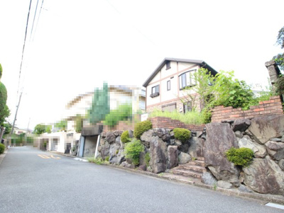 【外観】 | 楠葉美咲2丁目　中古戸建 | 現地外観写真になります。
敷地面積/約77.4坪の広さがあり
庭もございます。
採光・通風良好です。
閑静な住宅地でございます。
前道の広さもしっかりとございますので
駐車場にも入れやすそうですね。