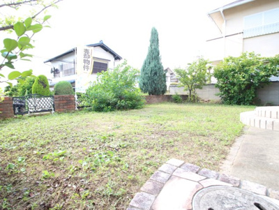 【庭】 | 楠葉美咲2丁目　中古戸建 | 庭になります。
広さはしっかりとありますので
ご家族やご友人と、バーベキューなどで
素敵な時間をお過ごし頂けそうですね。
お好きなお花などを並べたりして
癒しの空間としてもお使い頂けそうですね。
