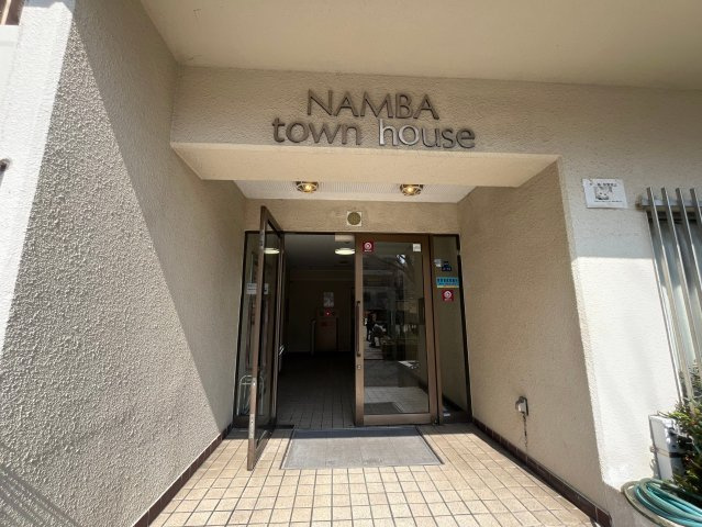 ナンバタウンハウスのエントランス|毎日通るエントランスはこのようになっています
