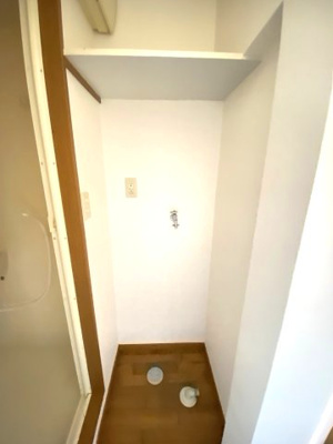 【設備】 | 三枝ビル | 室内洗濯機置場。棚もあるのでタオルや洗剤ストックも便利♪