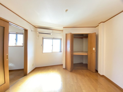 【洋室】 | 三枝ビル | 玄関入って右側の洋室です。明るいお部屋でエアコン付き。