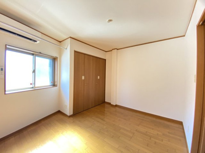 【洋室】 | 三枝ビル | 窓の下のスペースに収納家具がちょうどよく収まりそうです♪