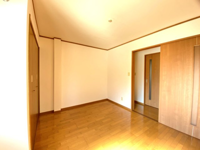 【洋室】 | 三枝ビル | 廊下もある間取りで戸建ての雰囲気です。
