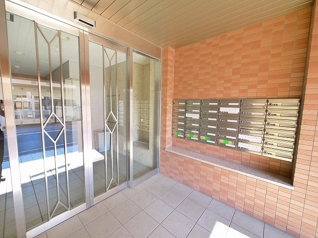 ドゥジェームならのエントランス|オートロック付きでセキュリティー面も安心です。