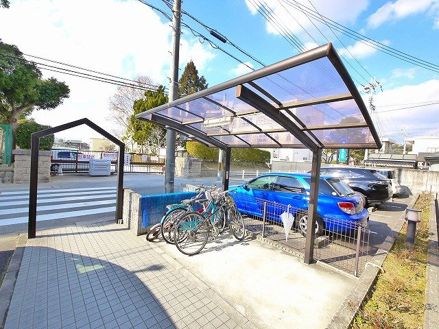 サニーハウスタムラのその他共用部分|屋根付きの駐輪場です
