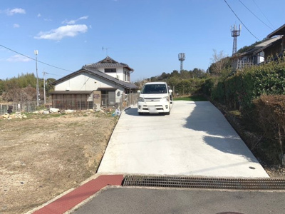 【駐車場】 | 仰木6丁目　中古戸建 | コンクリート敷の駐車スペース
4台以上の駐車が可能です♪