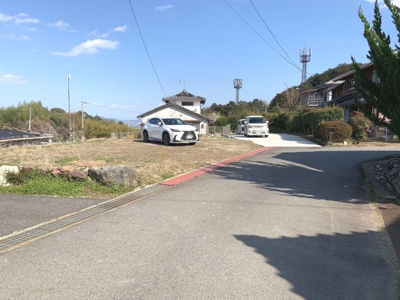 【前面道路含む現地写真】 | 仰木6丁目　中古戸建 | 南側幅員広々約5.2ｍ、西側幅員約2.7ｍに接道しています♪