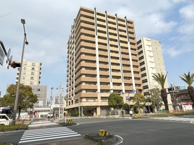 【外観】 | エイジングコート堺東 11階部分 | フェニックス通りに面したスッキリとしたデザインのマンションです