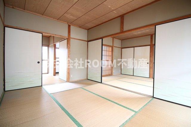 山田貸家(早水町)の居間・リビング|こちらのリビングで趣味の時間をお楽しみください