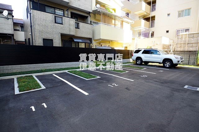 S-RESIDENCE浄心 Eastの駐車場