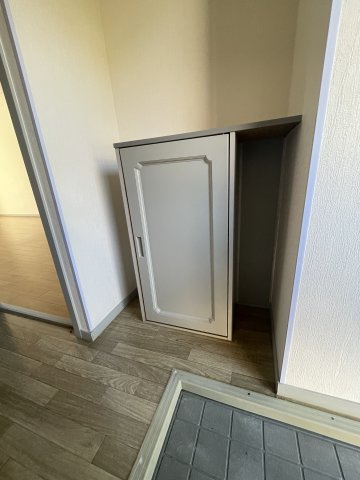 光市光井８丁目のアパートの玄関