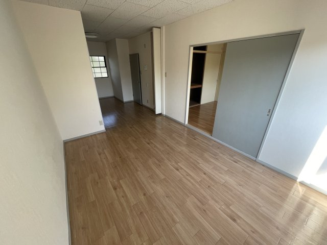 光市光井８丁目のアパートの居間・リビング