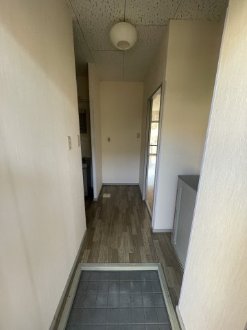 光市光井８丁目のアパートの玄関