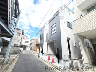 【前面道路含む現地写真】