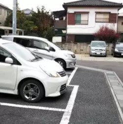 レオネクスト新町の駐車場