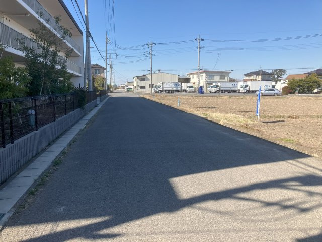 敷地面積77坪　売地　越谷市恩間新田①　の前面道路含む現地写真|南西側公道約6.5ｍ！接道幅が10ｍ以上！お車の出し入れもラクラクです♪