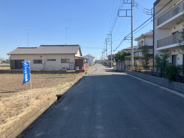 敷地面積77坪　売地　越谷市恩間新田①　の前面道路含む現地写真|南西側 約6.5ｍ公道