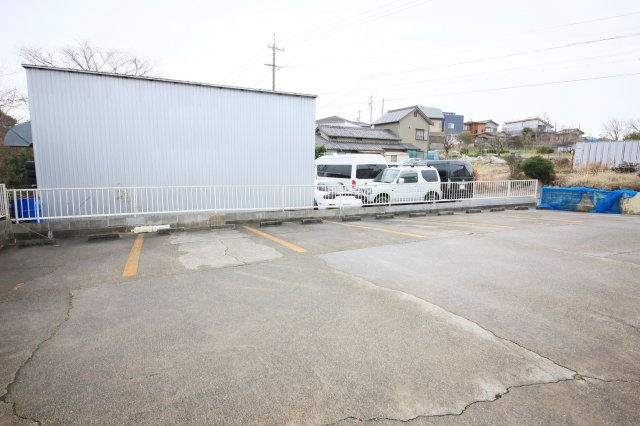 プリーズ東の駐車場