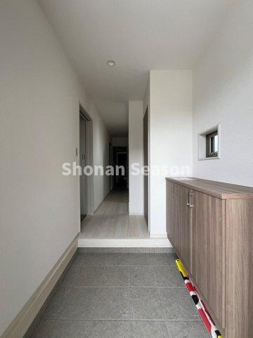 【玄関】 | ご家族の履き物も散らかることなく収納できる、シューズボックスを完備しております。