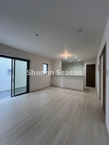 【居間・リビング】 | 対面キッチンからリビング全体が見渡せる人気の間取りとなっています。