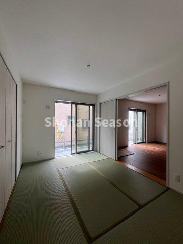 【和室】 | 和室の扉を開放すれば、リビングと繋がり一体利用できより広々と空間になりますよ。