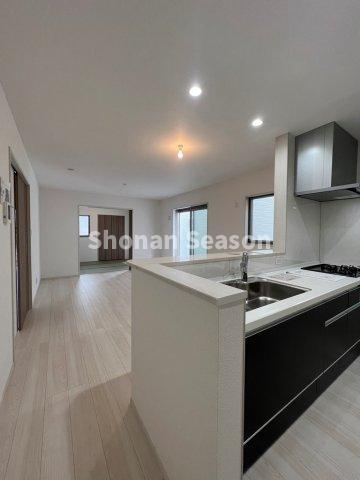 【居間・リビング】 | 大きなシンクと広い作業台で、お料理効率もUPするシステムキッチンを搭載しています。