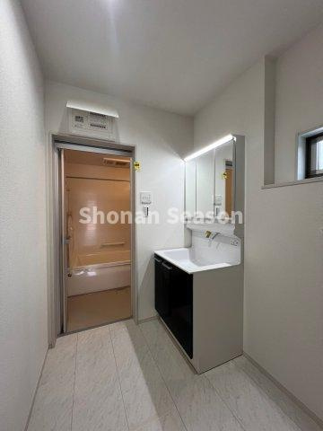 【独立洗面台】 | 鏡裏や洗面下に収納があり、日用品もしっかり片付きます♪