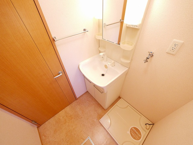 アン　アミの独立洗面台|朝の支度にも助かる、独立の洗髪洗面化粧台