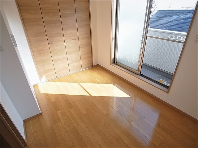 テスラ長田の居間・リビング|ご覧の明るさ、洋室4.9帖
