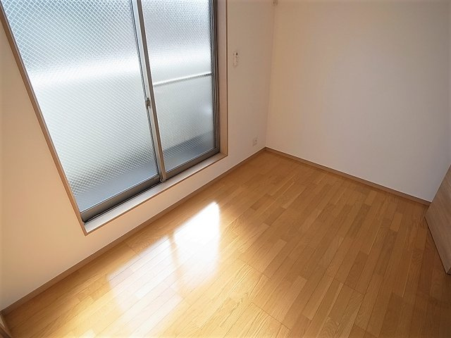 テスラ長田の内装|窓が大きく日当たり良好です