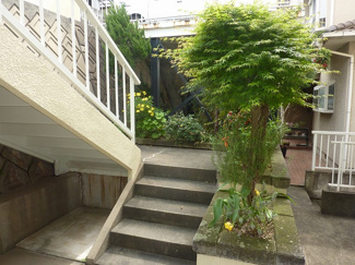 【エントランス】 | 道路から一段下がったところに玄関があります。