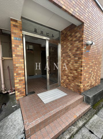 及川ビルのエントランス