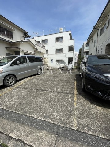 及川ビルの駐車場