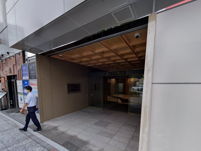 岩﨑吉祥寺ビルのエントランス