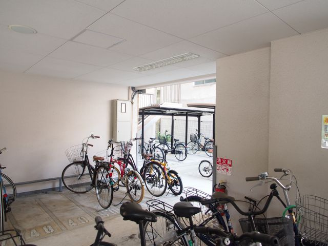 エス・キュート上本町イーストの駐車場