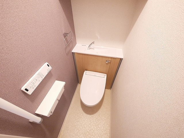 メゾンクレールのトイレ|ゆったりとした空間のトイレです