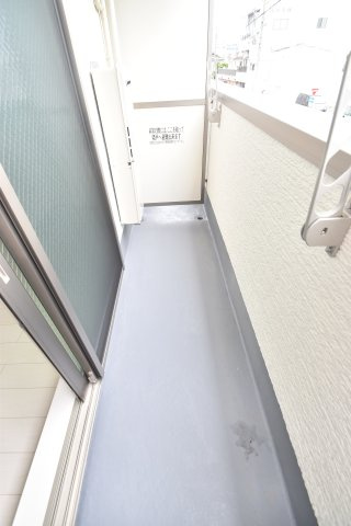 大阪市城東区成育４丁目のアパートのバルコニー