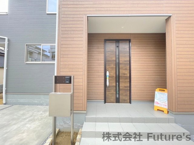 吉川市栄町　新築戸建　全1棟のエントランス|玄関アプローチです