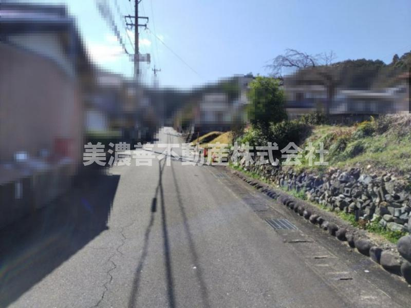 ６２７３５　山県市高木土地の前面道路含む現地写真