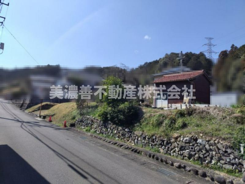 ６２７３５　山県市高木土地の前面道路含む現地写真