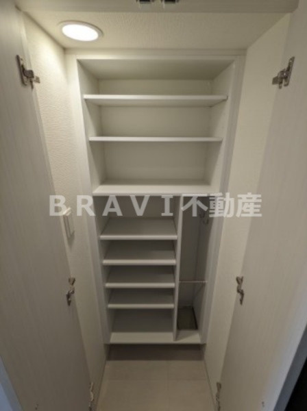 エスリード大阪城クローグ BRAVI不動産の玄関|【エスリード大阪城クローグ】収納豊富なシューズボックス