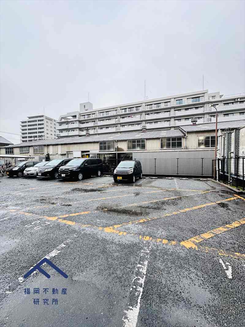 エメラルドマンション東那珂の駐車場