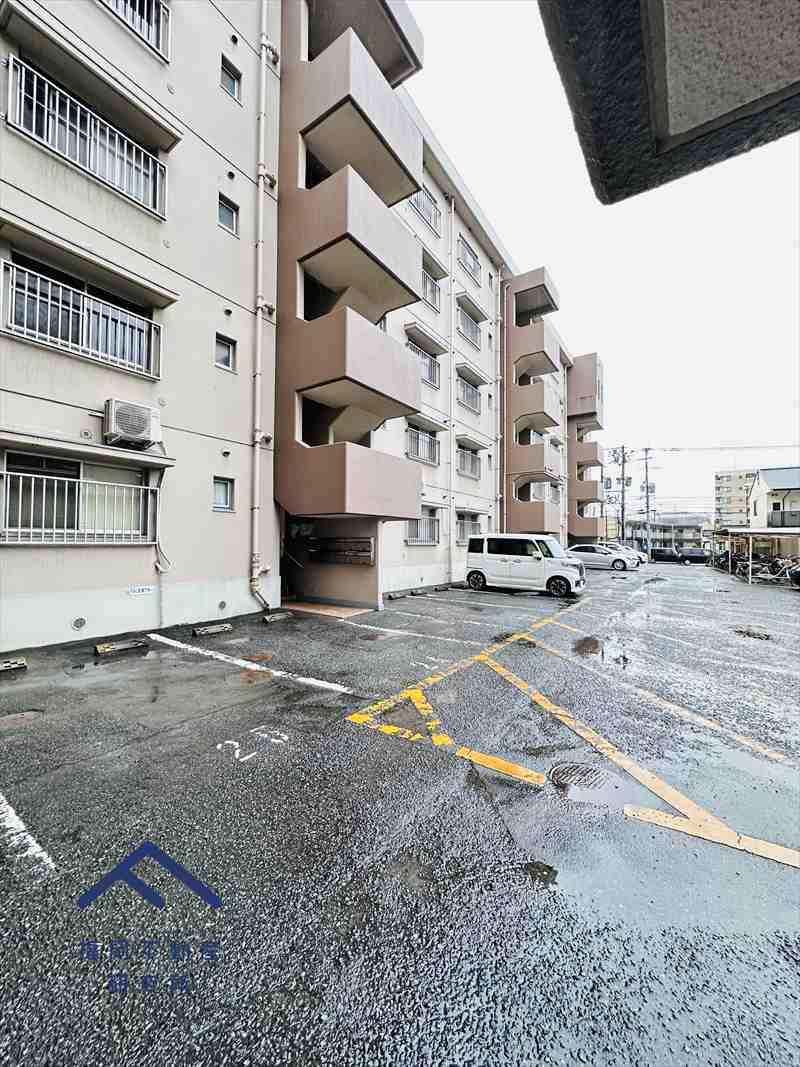 エメラルドマンション東那珂の駐車場