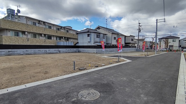 箕面市半町2　建築条件なし土地【４区画】の前面道路含む現地写真